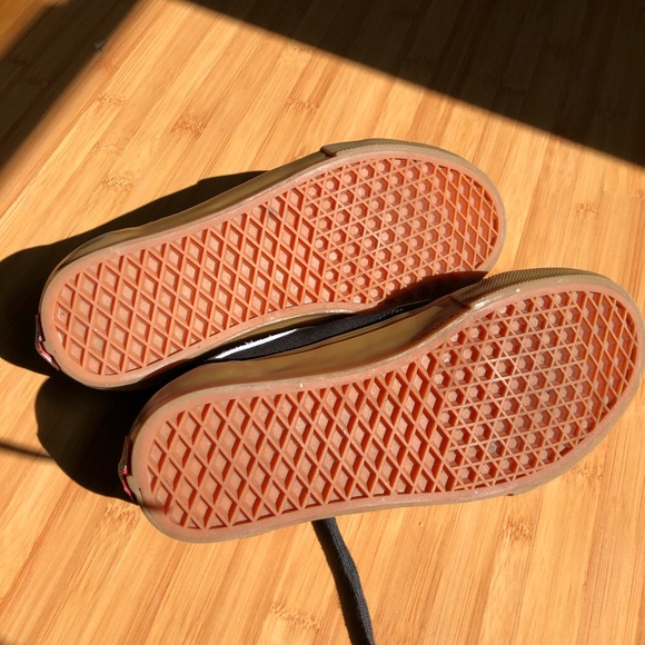 Authentic Vans skateboarding shoes (practically brand new) - Picture 6 of 8